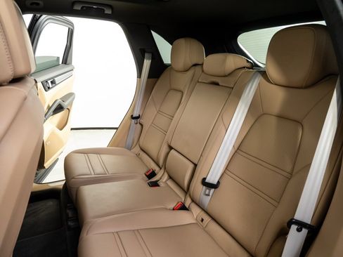 Certified 2022 Porsche Cayenne Platinum Edition w/ Premium Package Plus image 22