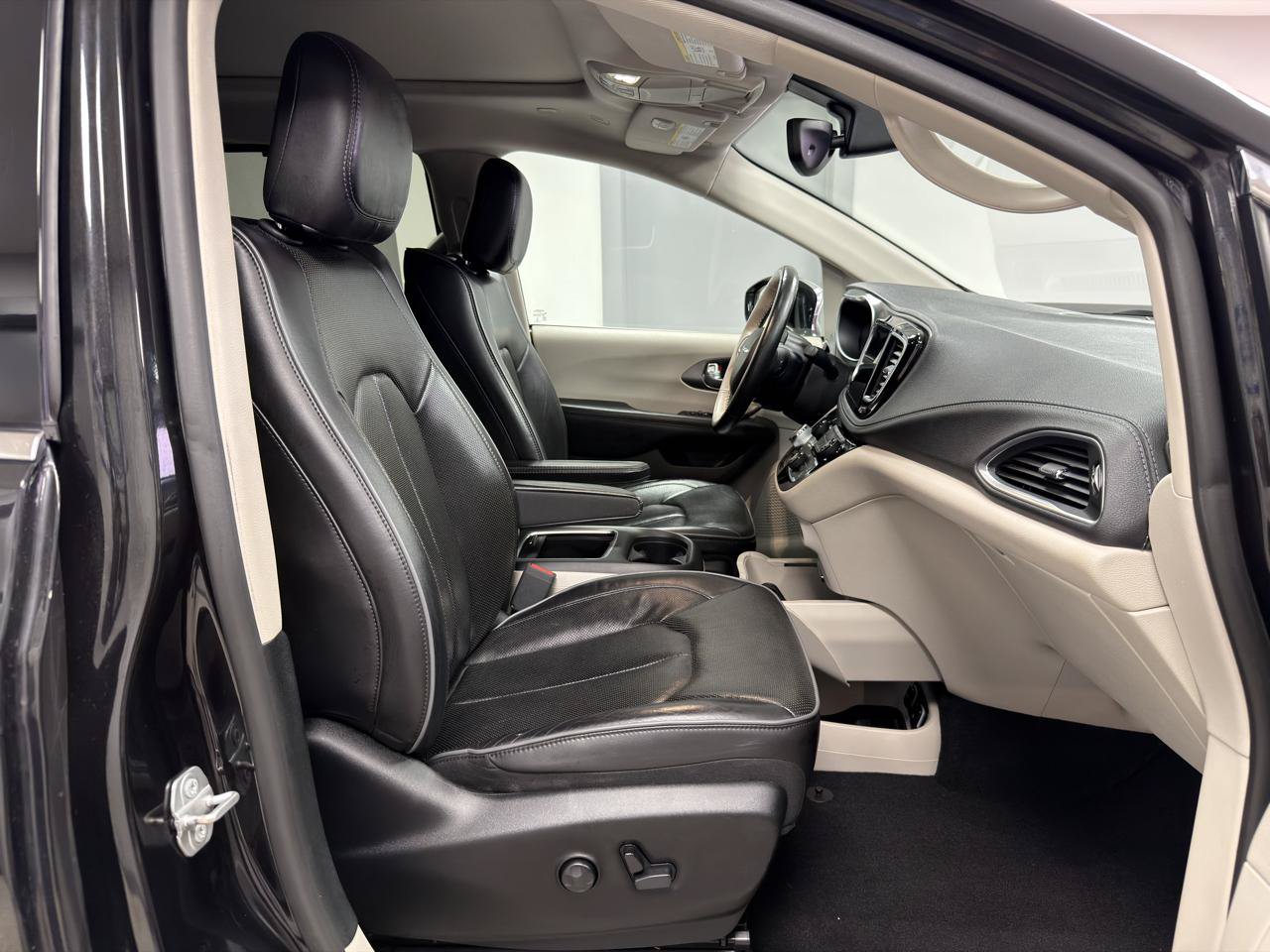 Used 2019 Chrysler Pacifica Limited FWD image 10