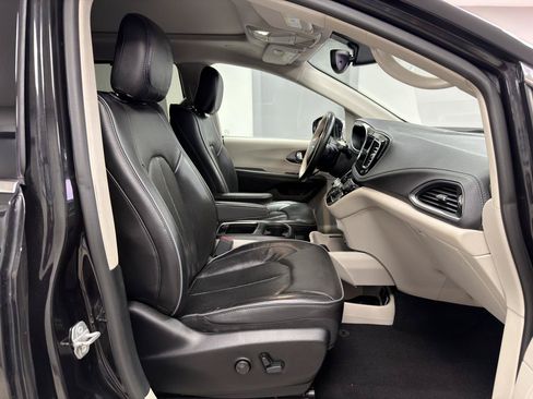 Used 2019 Chrysler Pacifica Limited FWD image 10