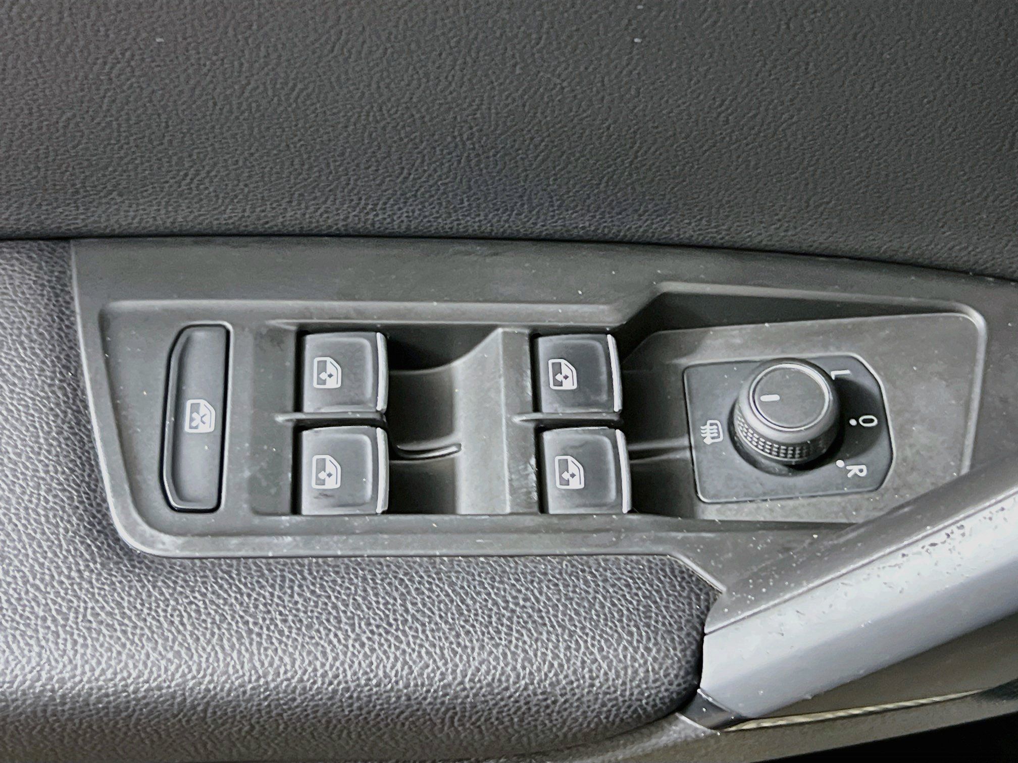 Used 2019 Volkswagen Tiguan SE w/ Panoramic Sunroof Package FWD image 16