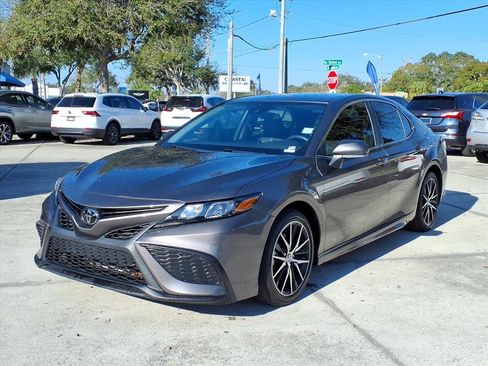 Used 2023 Toyota Camry SE image 3