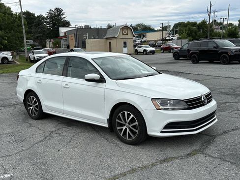 Used 2017 Volkswagen Jetta SE FWD image 2