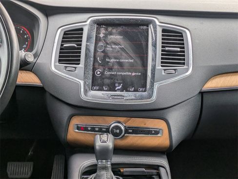Certified 2022 Volvo XC90 T6 Momentum image 23