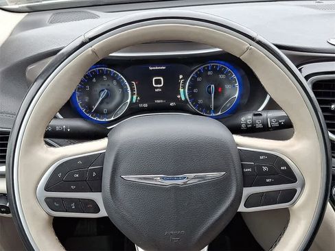 Used 2018 Chrysler Pacifica Limited image 20