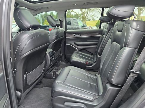 Used 2022 Jeep Grand Cherokee L Limited AWD/4WD image 5