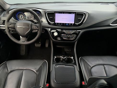 Used 2025 Chrysler Pacifica Limited FWD image 11
