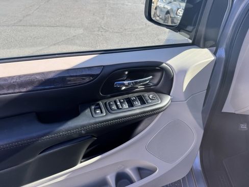 Used 2018 Dodge Grand Caravan SE w/ UConnect Hands-Free Group image 11