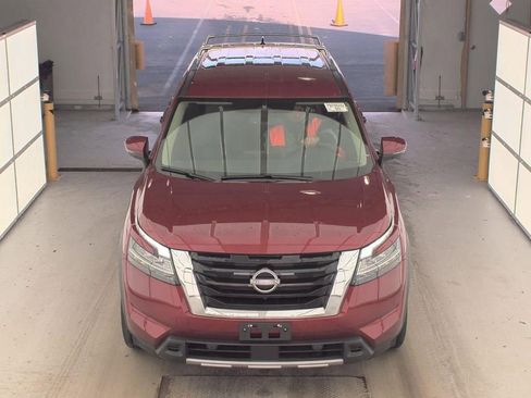 Certified 2024 Nissan Pathfinder SL image 3