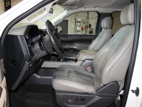 Used 2018 Ford Expedition Limited w/ Driver Assistance Package RWD image 10