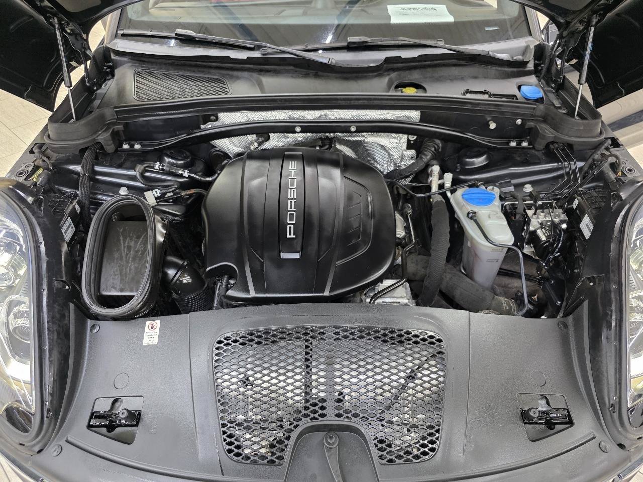 Used 2018 Porsche Macan AWD/4WD image 42