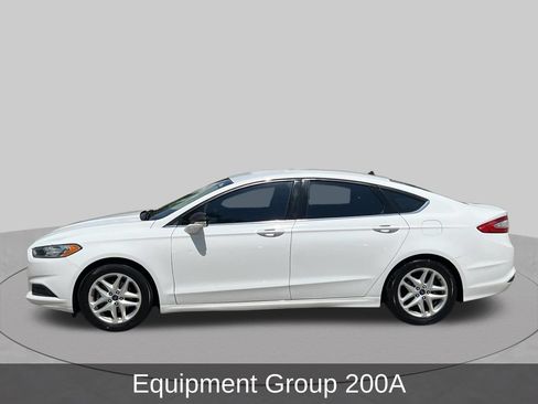 Used 2016 Ford Fusion SE FWD image 2