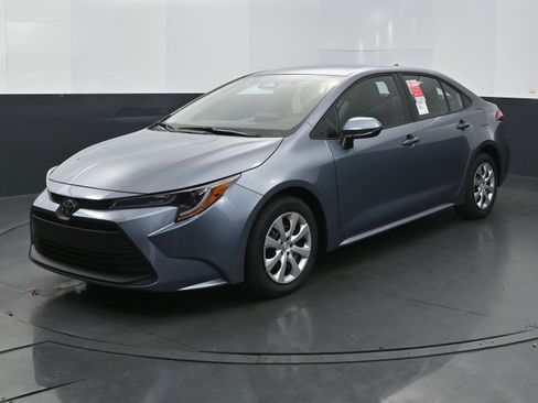 Used 2025 Toyota Corolla LE image 1