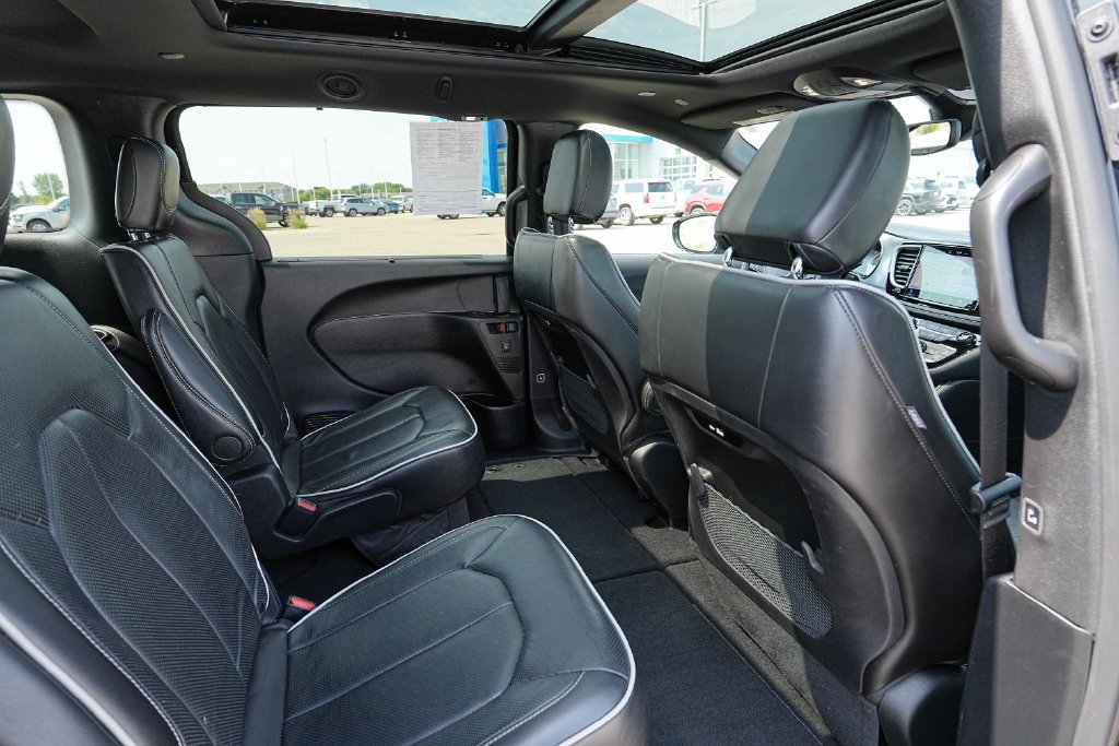 Used 2025 Chrysler Pacifica Limited FWD image 25