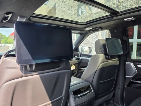 Used 2025 Cadillac Escalade V AWD/4WD image 9