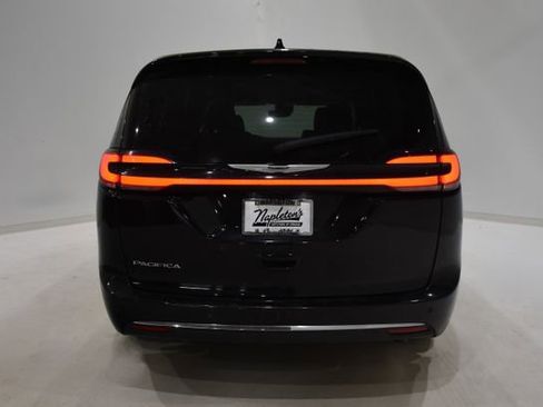 Used 2024 Chrysler Pacifica Touring-L FWD image 6