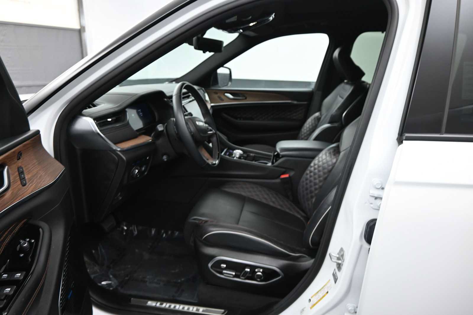 Used 2022 Jeep Grand Cherokee Summit w/ Advanced Protech Group IV AWD/4WD image 11