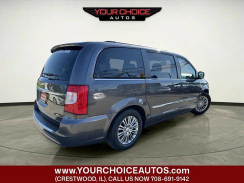 Used 2016 Chrysler Town & Country Touring-L FWD image 5