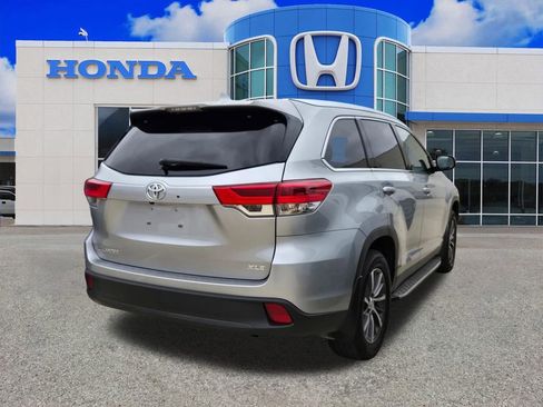 Used 2019 Toyota Highlander XLE image 2