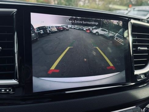 Certified 2024 Chrysler Pacifica Touring-L image 39