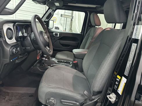 Used 2024 Jeep Wrangler Unlimited image 22