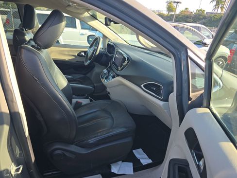 Used 2022 Chrysler Pacifica Touring-L image 7