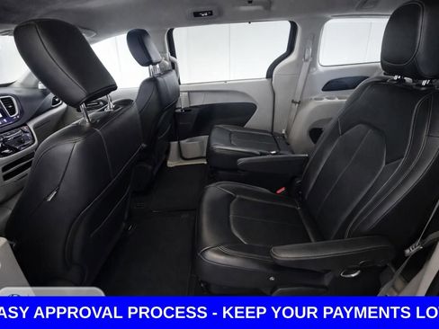 Used 2024 Chrysler Pacifica Touring-L FWD image 12