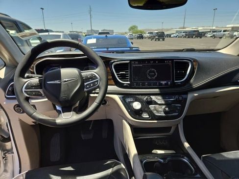 Used 2023 Chrysler Pacifica Limited FWD image 9