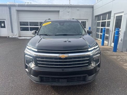 Used 2025 Chevrolet Traverse LT image 3
