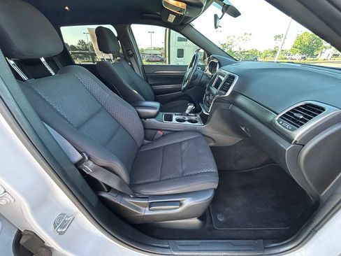 Used 2019 Jeep Grand Cherokee Laredo AWD/4WD image 30