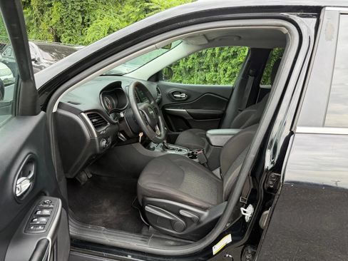 Used 2019 Jeep Cherokee Latitude w/ Popular Appearance Group AWD/4WD image 10