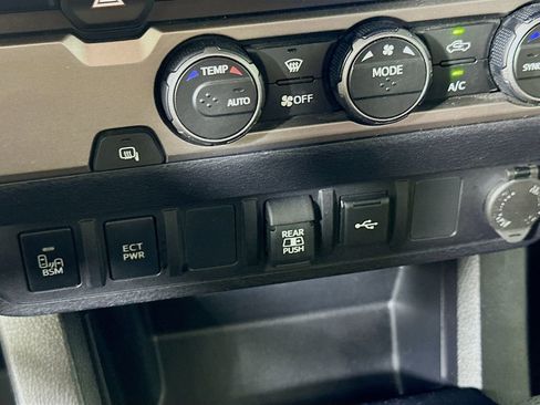 Used 2022 Toyota Tacoma SR5 w/ Technology Package image 30