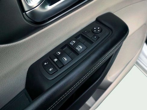 Used 2022 Chrysler Pacifica Touring-L AWD/4WD image 16