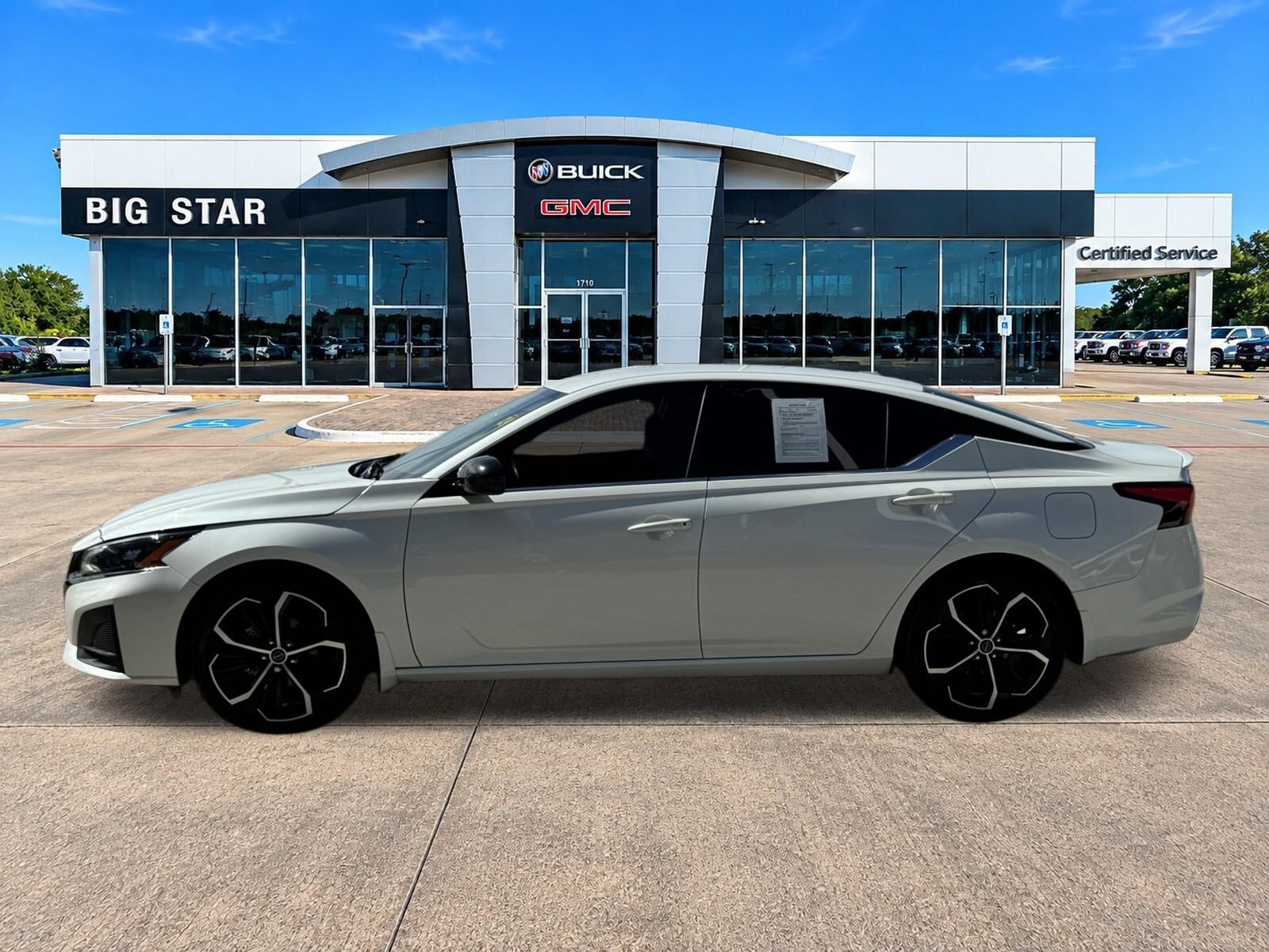 Used 2024 Nissan Altima 2.5 SR FWD image 3