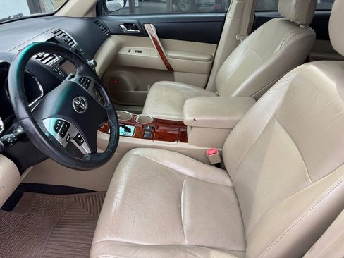 Used 2012 Toyota Highlander Limited w/ Tow Pkg FWD image 9