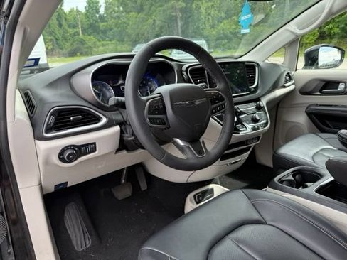 Used 2024 Chrysler Pacifica Touring-L FWD image 7