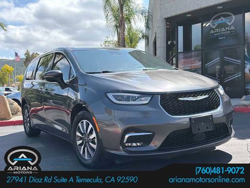 Used 2023 Chrysler Pacifica Touring-L FWD image 1
