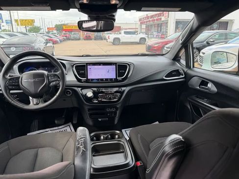 Used 2022 Chrysler Pacifica Touring FWD image 11