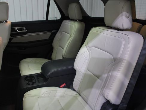Used 2017 Ford Explorer Platinum image 19