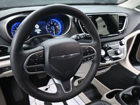 Used 2023 Chrysler Pacifica Touring-L FWD image 25