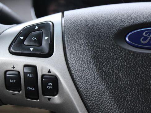 Used 2017 Ford Taurus SE image 18