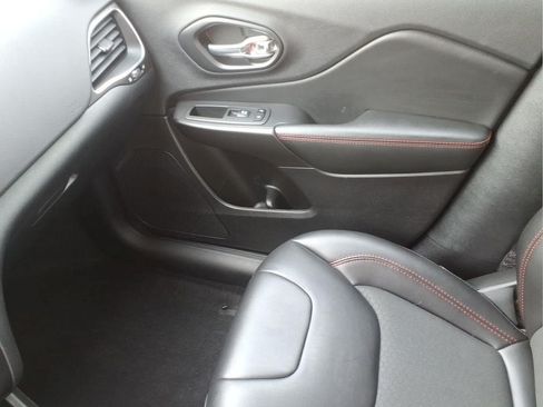 Used 2022 Jeep Cherokee Trailhawk AWD/4WD image 28