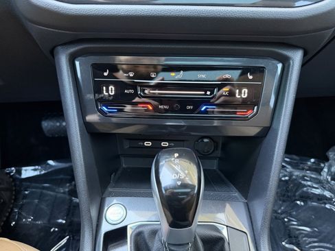 Used 2024 Volkswagen Tiguan SE w/ Panoramic Sunroof Package FWD image 23