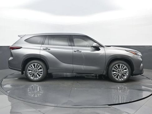 New 2026 Toyota Highlander Platinum AWD/4WD image 2