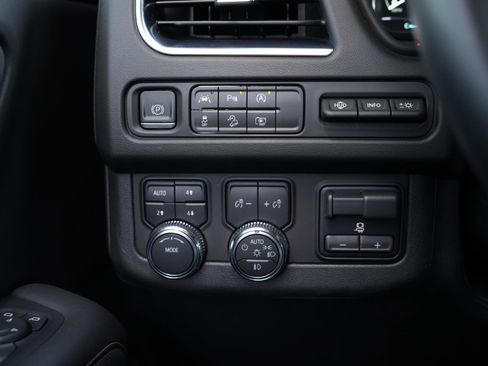 Used 2024 GMC Yukon AT4 w/ Technology Package image 28