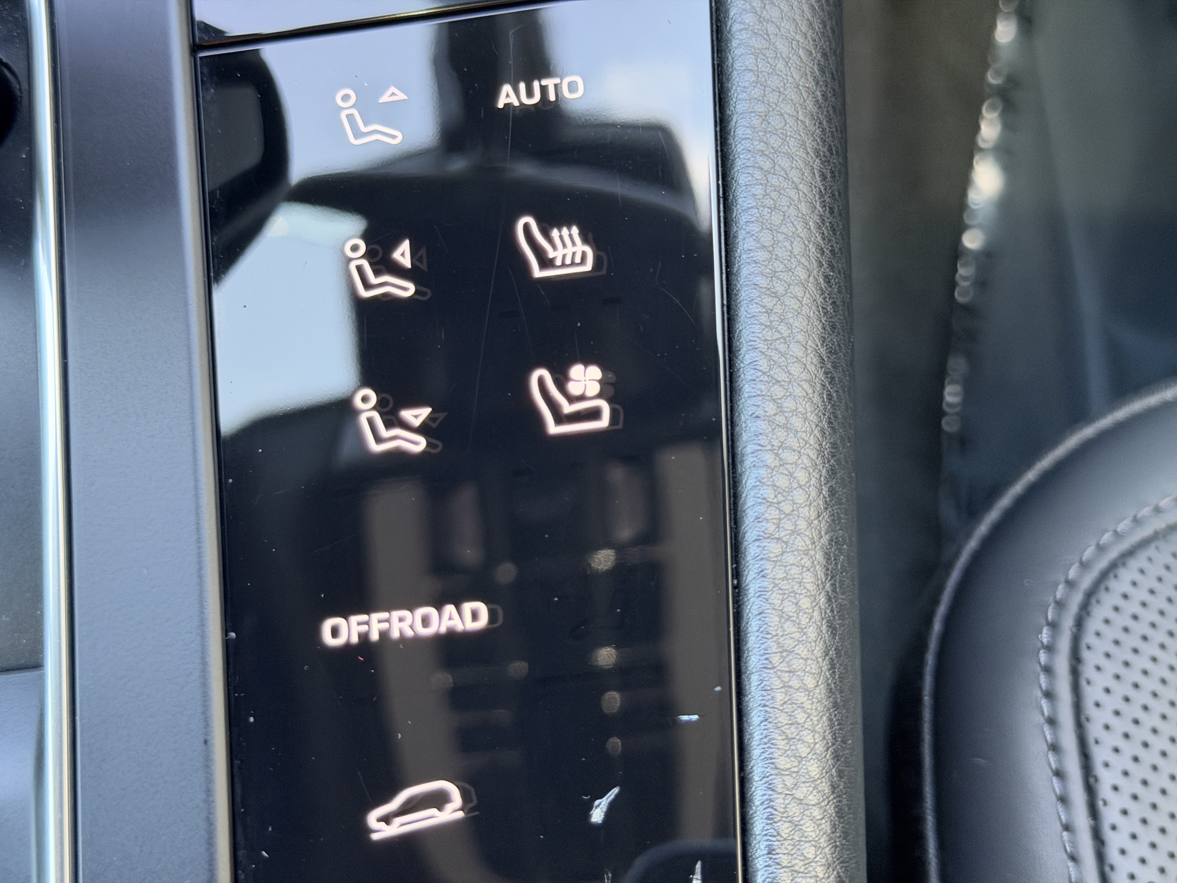 Certified 2024 Porsche Macan AWD/4WD image 29
