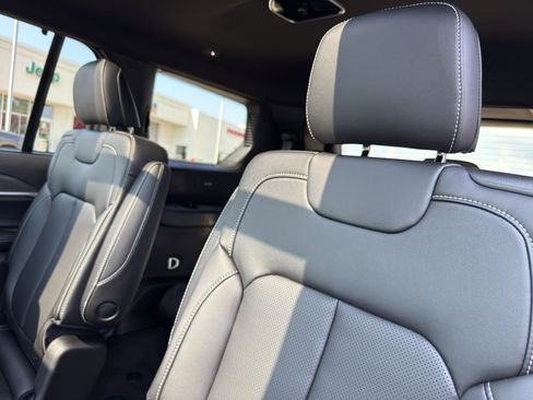 New 2025 Jeep Grand Cherokee L Limited w/ Luxury Tech Group II image 35