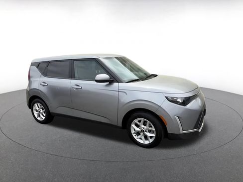 Used 2025 Kia Soul LX w/ LX Technology Package image 2