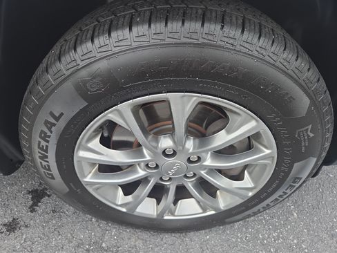 Certified 2020 Jeep Cherokee Latitude Lux w/ Comfort/Convenience Group AWD/4WD image 10