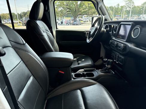 Used 2022 Jeep Wrangler Unlimited Sahara w/ Cold Weather Group AWD/4WD image 32