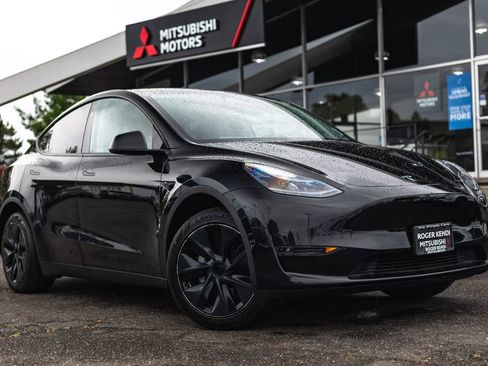 Used 2025 Tesla Model Y Long Range RWD image 1